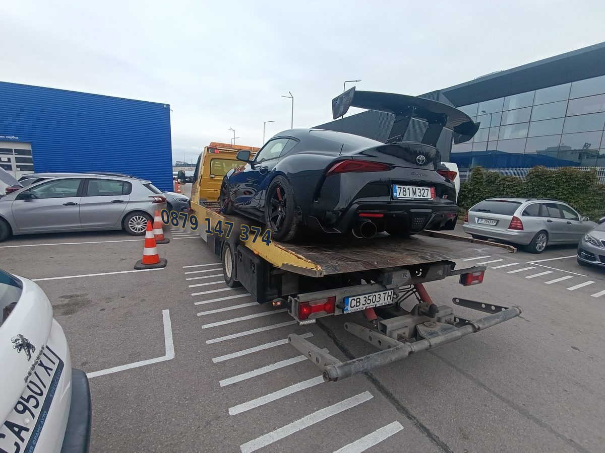Превоз на спортен автомобил Toyota GR Supra върху платформа